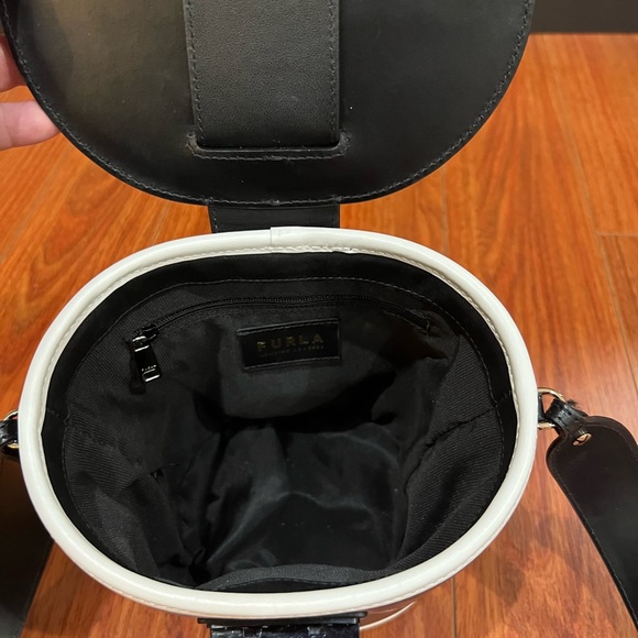 Unique Furla Bucket Bag - Genuine Leather, Like new - Picture 3 of 6